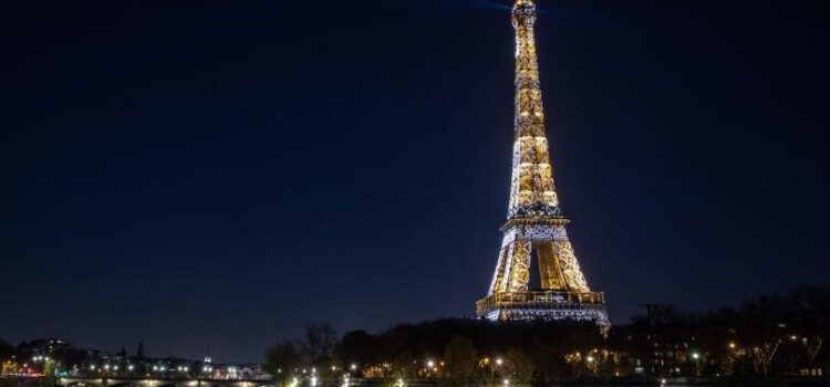 ¿A qué hora iluminan la Torre Eiffel? El espectáculo nocturno