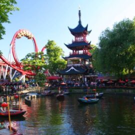El mágico parque de atracciones Tivoli en Copenhague, Dinamarca