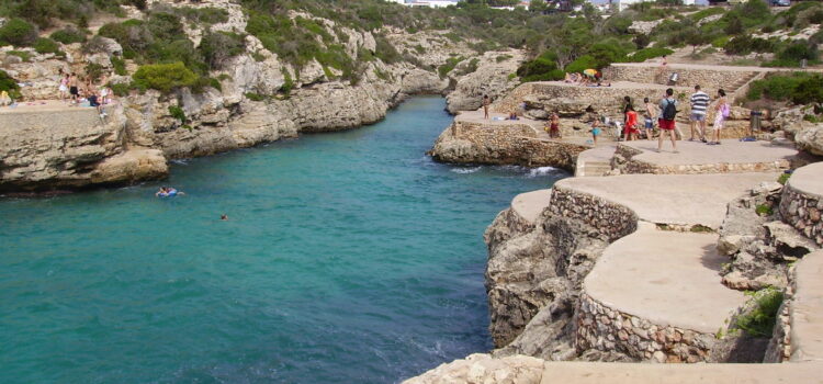 Cala en Brút, Menorca: Cómo Llegar a este Pequeño Paraíso