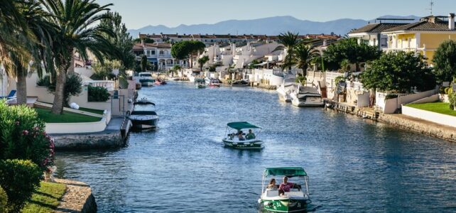 Empuriabrava: Paseo en barco por los canales al mejor precio
