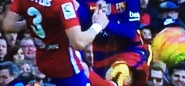 La entrada de Felipe Luis a Messi, un momento controversial