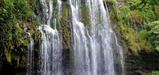 Cascada en los Llanos de Cortés, Costa Rica: un paraíso natural