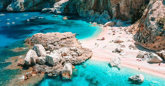 Dónde viajar en agosto en España: los mejores destinos vacacionales Dónde viajar en agosto en España: los mejores destinos vacacionales