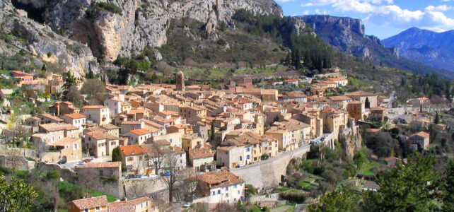 Moustiers-Sainte-Marie: el encanto de un pueblo en Francia Moustiers-Sainte-Marie: el encanto de un pueblo en Francia