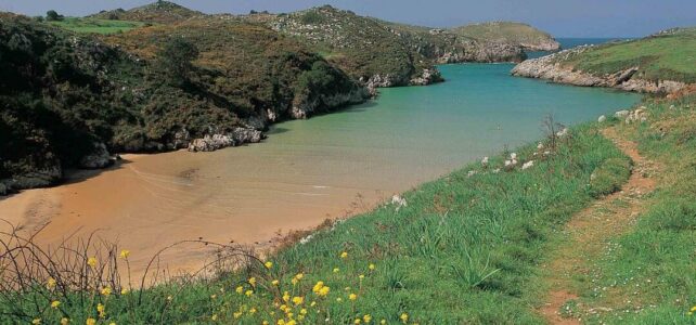 La encantadora playa de Poo, Llanes, Asturias: un paraíso costero La encantadora playa de Poo, Llanes, Asturias: un paraíso costero