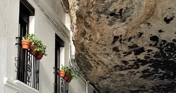 Te enseño qué hacer en Setenil de las Bodegas, un lugar único